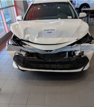 В автосалоне Toyota выставили разбитую в аварии Camry