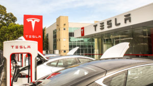 «Связной» в России внезапно начал продавать электромобили Tesla