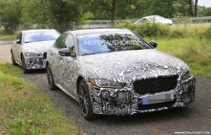 Компания Jaguar вывела на тесты новый прототип седана XE‍