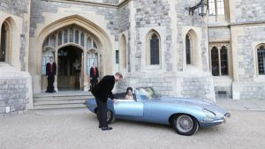 Принц Гарри с супругой уехали со свадьбы на электрокаре Jaguar E-Type‍