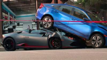 Кто крепче: Lamborghini Huracan протаранила Honda Civic