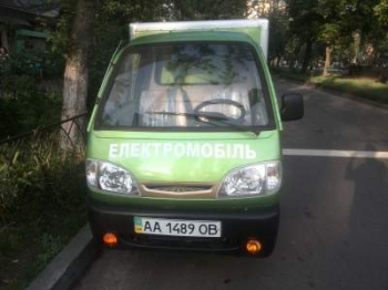 На дорогах Киева "засекли" необычный грузовой электрокар