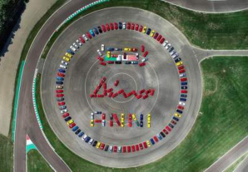 В честь юбилея Dino Ferrari собрала 150 ярких спорткаров