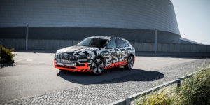 Audi назвала новую дату премьеры электрического кроссовера Audi E-Tron