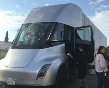 Грузовой автомобиль Tesla начал свой путь по США