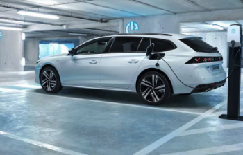 Peugeot 508 и 3008 стали подзаряжаемыми гибридами