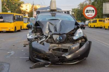 Электрокар Nissan Leaf против маршрутки: в Сети показали результат