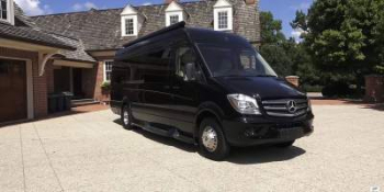 Mercedes Sprinter превратили в шикарную виллу