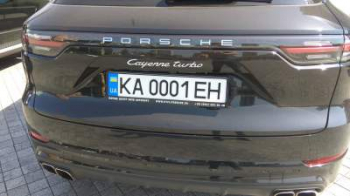 Украинский владелец Porsche Cayenne приобрел оригинальные знаки