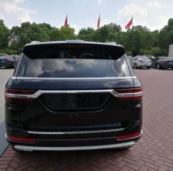 В Сети появились живые фото китайского клона Range Rover Sport