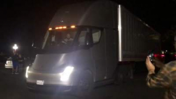 Tesla Semi заметили на обычной американской дороге