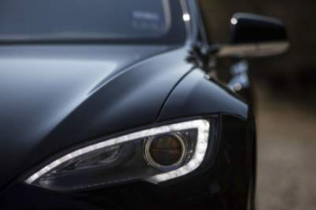 Tesla заметно улучшили фары автомобилей, повысив уровень безопасности