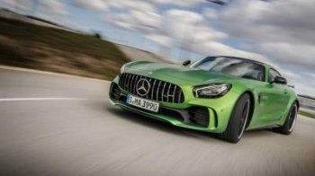 Появилось первое "живое" фото родстера Mercedes-AMG GT R