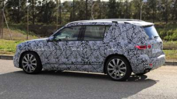 Фотошпионы показали новый Mercedes GLB-Class