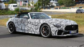 Появилось первое "живое" фото родстера Mercedes-AMG GT R