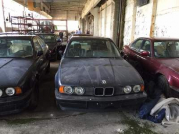 В Болгарии нашли заброшенный склад с новыми "пятерками" BMW